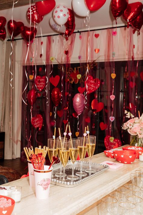 Pajama Birthday Party Decorations, House Gathering Outfit, Valentines Day Party Ideas For Adults, Valentines Day Event Ideas, Valentines Pj Party, Valentines Pajama Party, Galentines Moodboard, Valentines Photo Wall, Galentines Pajamas