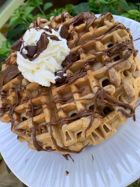 Nutella Waffles, Junk Food Snacks, Food Babe, Tasty Foods, Tasty Healthy, Yummy Comfort Food, Sweet Snacks Recipes, Food Drinks Dessert, Delicious Snacks Recipes