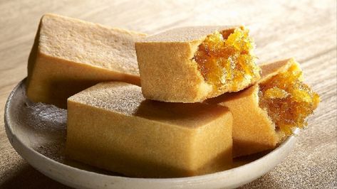 These Taiwanese Pineapple Cakes Are the Only Pineapple Cake Worth Eating - MUNCHIES Pineapple Cake Recipe, Fig Newtons, Pineapple Jam, Pineapple Tart, Taiwan Food, Taiwanese Food, Pineapple Cake, Food Articles, Parmigiano Reggiano