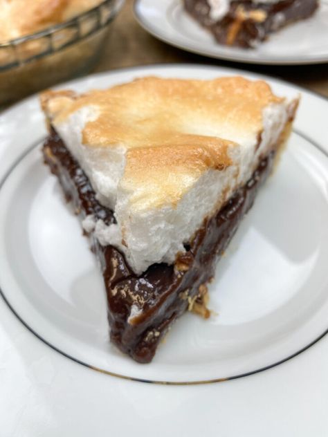 Old Fashioned Chocolate Pie, Homemade Chocolate Pie, Chocolate Meringue Pie, Easy Chocolate Pie, Chocolate Pie Recipe, Chocolate Pudding Desserts, Chocolate Cream Pie Recipe, Cocoa Powder Recipes, Fudge Pie