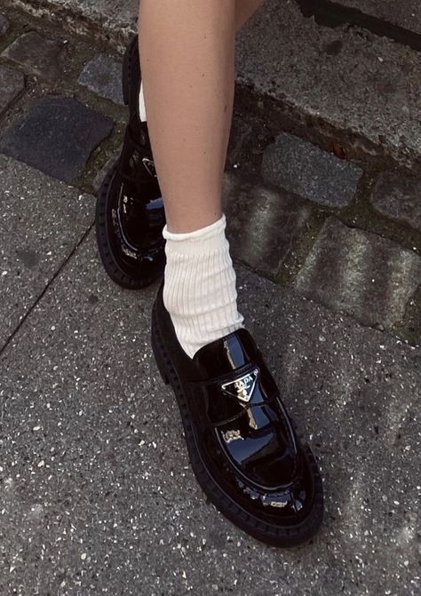 The Penny Loafer Trend. The Lugged Sole Loafer Trend for Fall 2020. Penny Loafers Outfit, Black Loafers Outfit, Astrid Clifford, Loafers Trend, Prada Loafers, Insta Poses, Aesthetic Shoes, Prada Leather, Penny Loafer