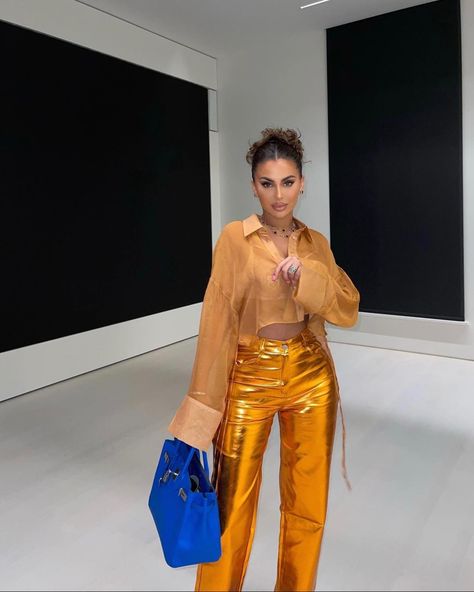 Orange outfit trousers shirt blue Birkin bag summer outfit Outfit Soiree, Edgy Casual Style, Orange Dress Outfits, Beyonce Concert Outfit, Metallic Trousers, Model Outfit, Western Style Outfits, Orange Outfit, Street Style Edgy