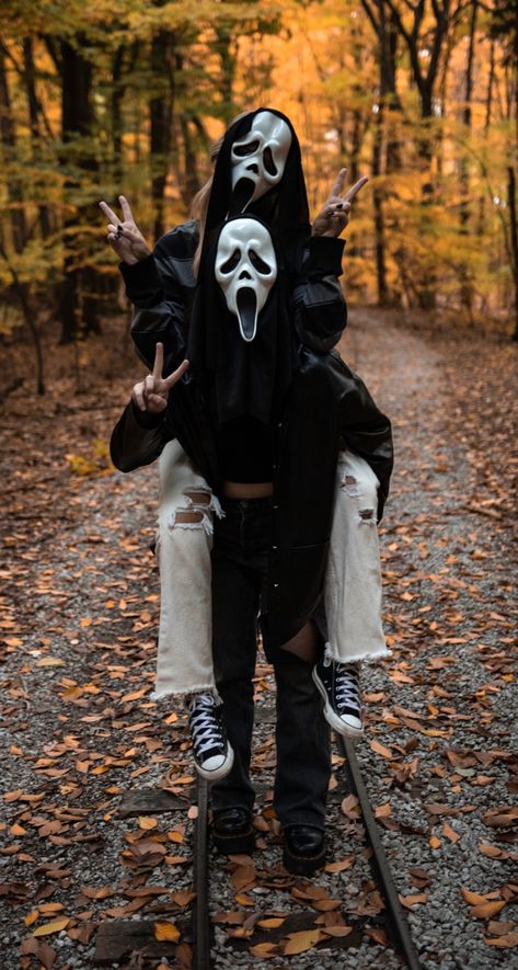 Ghost face halloween photoshoot Ghostface Duo Costume, Bff Scream Photoshoot, Ghost Face Matching Costumes, Ghost Face Photoshoot Ideas, Ghost Face Picture Ideas, Scream Photoshoot Friends, Scream Mask Couple Photoshoot, Cute Ghost Face Costume, Scream Halloween Photoshoot