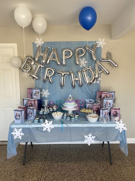 Simple Frozen Decorations, Frozen Theme Table Decor, Elsa Birthday Party Decorations At Home, Frozen Birthday Theme Ideas, Frozen House Decorations, Frozen Birthday Party At Home, Frozen Birthday Party Centerpieces, Frozen Birthday Table, Frozen Theme Party Decorations