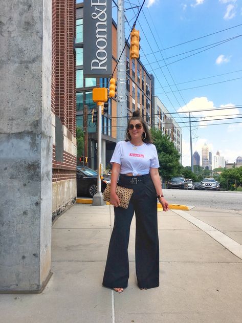 Style A Graphic Tee, Outfit Pantalon, Curvy Fashion Summer, Fashion Designer Aesthetics, Chubby Style, Julia Marie, Atlanta Fashion, Denim Jeans Pants, Midsize Fashion