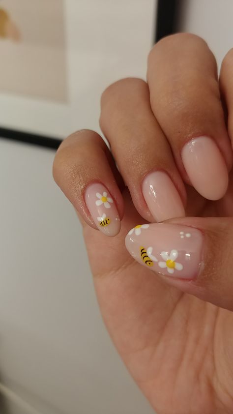 Bee and flowers on nails Lemon Nails Short, Nails With Bees, Bumble Bee Nails Design, Sade Nails, Bee Nails Design, Bumble Bee Nail Art, Bee Nail Art, Bumble Bee Nails, Gel Manicure Designs