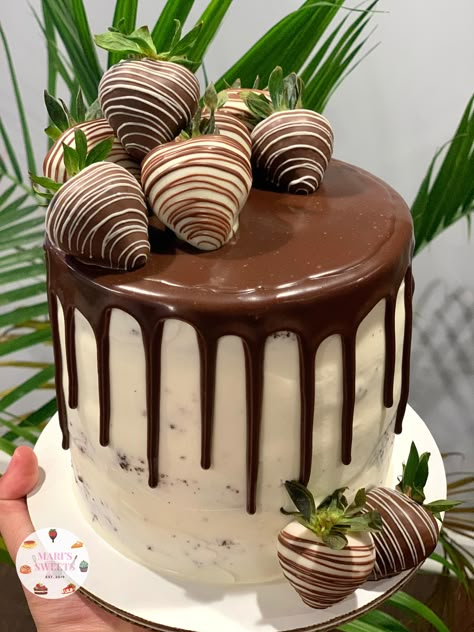 Chocolate cake with chocolate ganache drip topped with chocolate covered strawberries Chocolate Covered Strawberry Cake, Teen Cakes, Chocolate Cake Designs, Chocolate Strawberry Cake, Birthday Cakes For Teens, Chocolate Drip Cake, Creative Birthday Cakes, Birthday Cake Chocolate, Chocolate Drip