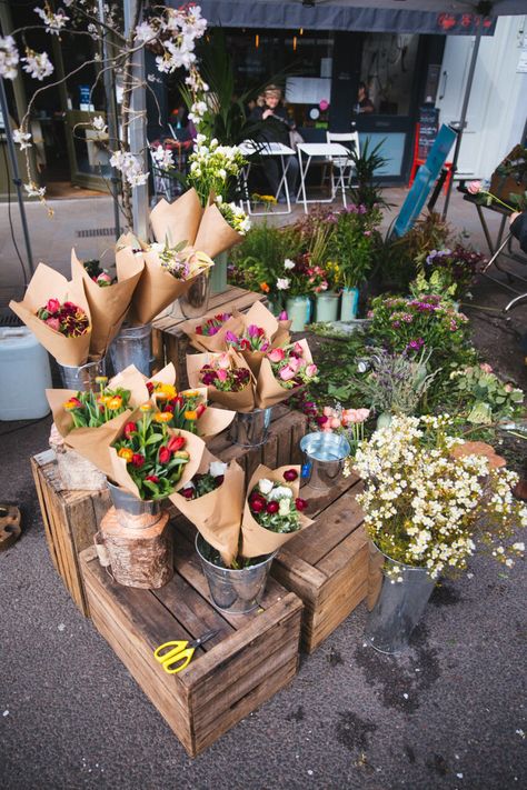 Farmers Market Flowers, Farmers Market Display, Market Decor, Flower Cafe, Summer Market, Cut Flower Farm, Nick Nacks, Flower Truck, Flower Business