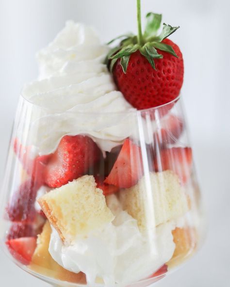 Easy Strawberry Desserts 3 Ingredients, Jar Strawberry Shortcake, Easy Picnic Desserts, Strawberry Shortcake Parfait, Easy Spring Desserts, Trifle Strawberry, No Bake Strawberry Shortcake, Shortcake Parfait, Shortcake Trifle