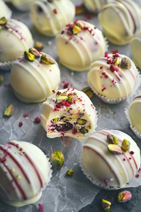 My Amazing Recipes Black Forest Truffle, Christmas Dessert Ideas Fancy, Fudge Truffles, Pistachio White Chocolate, Afi Band, Truffle Recipe Easy, Rocky Mountain Chocolate Factory, Bon Bons Recipe, Christmas Truffles