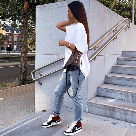 @paulineantxo on Instagram: “Samedi 🚀 Photo 1 ou 2? ❤️ #ootd #potd #outfit #streetstyle” Styling Jordan 1 Outfits Summer, Girly Jordan Outfits, Summer Jordan 1 Outfit, Coach Sneakers Outfit For Women, Outfits With Air Jordan 1 Women, Nike Jordan Air 1 Women Outfit, How To Style Jordans Women, Nike Air Jordan 1 Outfit Women, Jordan 1 Outfit Women Summer