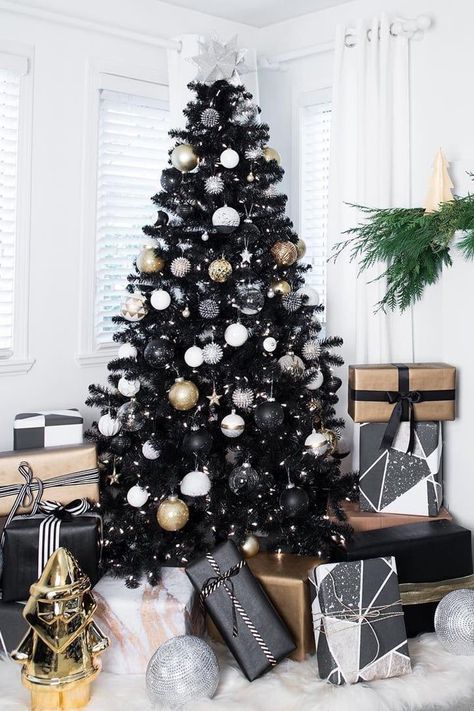 When It Comes to the Hot 2018 Christmas Tree Color, Black Is the New Green Black White And Gold Christmas, Black Xmas Tree, Black Christmas Tree Decorations, Green Christmas Tree Decorations, Black Christmas Decorations, Black Christmas Tree, Hot Christmas, White Christmas Trees, Black Christmas Trees