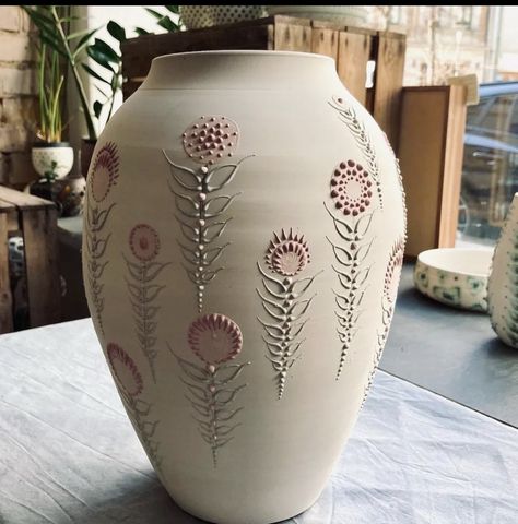 Pottery Slip, Elevated Home, Painted Ceramic Plates, Beginner Pottery, Painted Pots Diy, Pottery Handbuilding, Hand Built Pottery, Clay Vase, Pottery Crafts