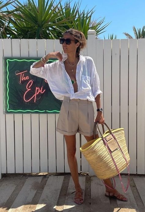 Mallorca Fashion Style, Trendy Shorts Outfits, Saudi Travel, Linen Shorts Outfit Summer, Brown Sandals Outfit, Shorts Outfits Summer, Linen Shorts Outfit, White Shorts Outfit, Summery Outfits