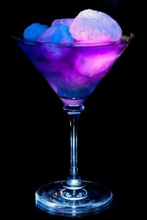 ☆Já imaginou ser a idol mais polêmica do kpop e a mais famosa? Seo-Ji… #ficçãogeral # Ficção Geral # amreading # books # wattpad Purple Martini, Colorful Drinks, Colorful Cocktails, Cocktail Art, Martini Recipes, Pretty Drinks, Halloween Drinks, Halloween Recipes, Food Obsession