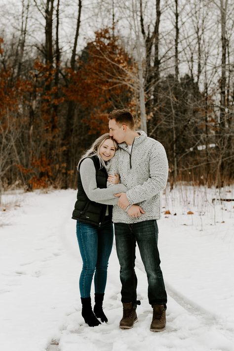 Winter Picture Outfits Couples, Cute Winter Outfits For Photoshoot, Winter Photography Outfits Couples, Winter Couple Shoot Outfits, Simple Winter Engagement Photos, Engagment Photo Winter Outfits, Couple Winter Photoshoot Outfits, Winter Park Engagement Photos, Winter Couple Engagement Photoshoot