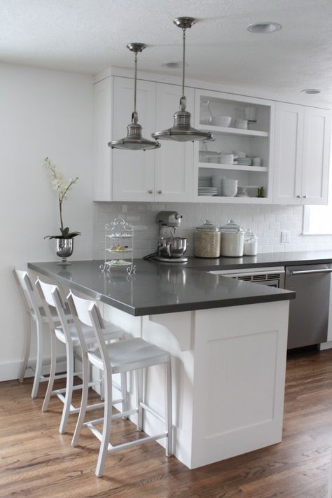 kitchen-counter-chairs Small L Shaped Kitchens, Countertops Diy, Model Dapur, Gray And White Kitchen, تصميم داخلي فاخر, Kabinet Dapur, Kitchen Cabinets Decor, U Shaped Kitchen, New Kitchen Cabinets