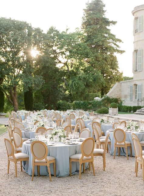 jannicke paal france wedding reception tables Bodas Boho Chic, Design Interior Modern, Wedding In France, Martha Weddings, Rose Gardens, Summer Wedding Decorations, Elegant Wedding Reception, Tables Set, Round Tables