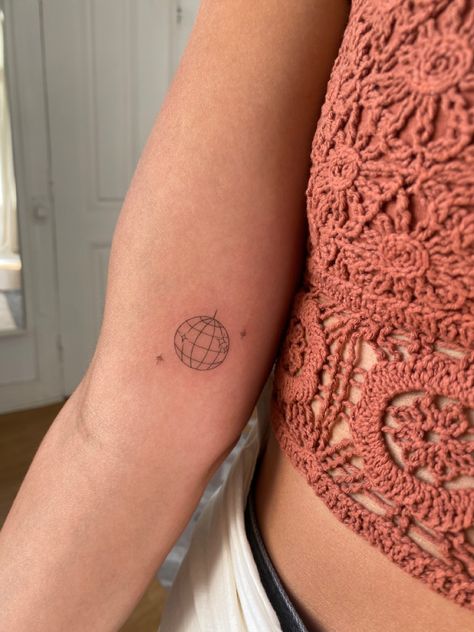 Tattoo Ideas Pretty, Partner Tattoo, Disco Ball Tattoo, Dr Tattoo, Hand Tattoo Ideas, Ball Tattoo, Petit Tattoo, Taylor Swift Tattoo, Tattoo Concepts