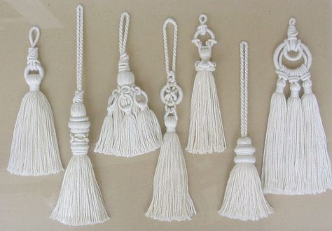 A variety of tassel designs - by Carol Blackburn * when there are adjacent tassels, make the center one longest Pola Macrame, Hantverk Diy, Diy Tassel, Macrame Knot, Macrame Patterns Tutorials, Macrame Bag, 자수 디자인, Macrame Ideas, Macrame Knots