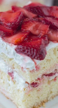 Strawberry Shortcake Strawberry Cake With Cool Whip, Whip Icing Recipe, Cool Whip Icing Recipe, Cool Whip Icing, Cake With Cool Whip, Whip Icing, Shortcake Cake, Coconut Dessert, Sliced Strawberries