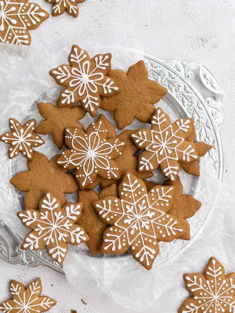 Gingerbread Cookies Without Molasses - SugarYums Crispy Gingerbread Cookies, Gingerbread Cookies Without Molasses, Easy Gingerbread Cookie Recipe, Vegan Holiday Desserts, Peppermint Chocolate Chip Cookies, Vegan Gingerbread Cookies, Gingerbread House Recipe, Gingerbread Dough, Gingerbread Cookies Decorated