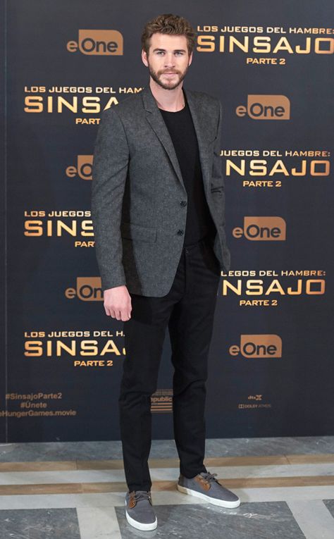 Liam Hemsworth from The Hunger Games: Mockingjay Part 2 Premieres In a charcoal blazer Hunger Games Mockingjay Part 2, Blazer Outfits Men, Mockingjay Part 2, Mens Business Casual Outfits, Hunger Games Mockingjay, Formal Men Outfit, Mens Fashion Blazer, Gray Blazer, Designer Suits For Men