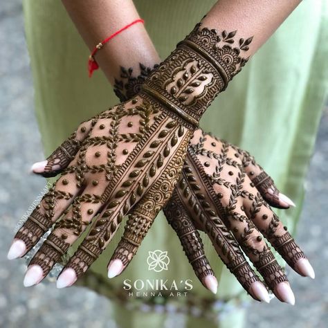 Mehendi Designs For Hands Back Side, Mehndi Designs 2024, Fingers Mehendi, Hairstyles Mehndi, Hand Mehndi Designs Back, Mehndi Pics, Eid Mehendi, Front Hand Mehndi Designs, Mehndi Designs Back Hand