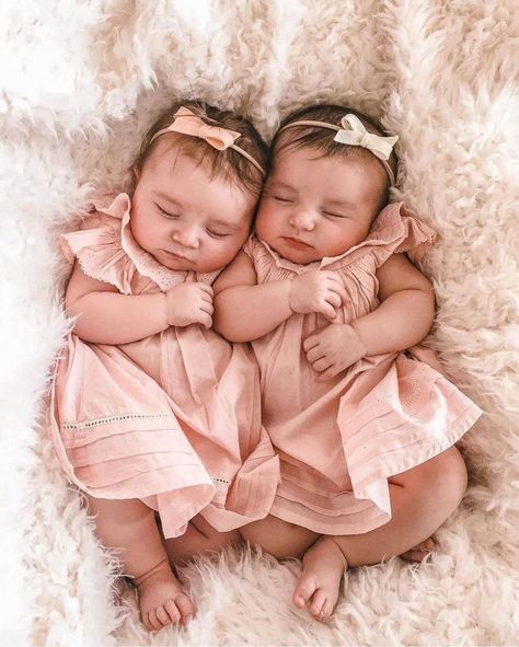 💕🥰 📸 @the.harrisonhomestead 🤍🤍 #gemeas #maedegemeas #bebes #bebês #maternidade #mundorosa Moana And Maui, Moana Princess, Vision Board Themes, Twin Baby Girls, Twin Outfits, Newborn Twins, Baby Faces, Girl M