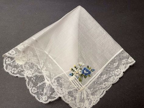 embroidery patterns Vintage Embroidery Handkerchiefs, Petit Point Embroidery, Embroidery Lace Border, Vintage Handkerchiefs Crafts, Handkerchief Embroidery, Handkerchief Crafts, Bird Embroidery Pattern, Bridal Handkerchief, White Handkerchief