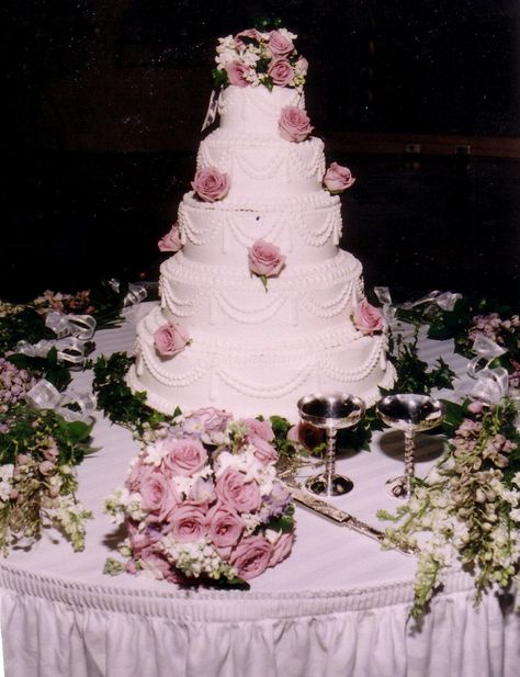 Early 2000s Wedding, Wedding Aesthetic Small, Aesthetic Wedding Cakes, Fairytale Wedding Aesthetic, Wedding Coquette, Barbie Fairy Secret, Y2k Wedding, Coquette Wedding, Secret Aesthetic