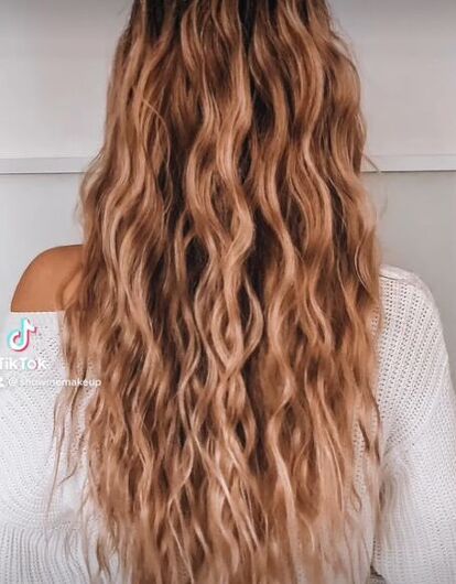 This is a guide on overnight braid curls. Learn how to get gorgeous weaves overnight in this quick and easy tutorial. Easy Overnight Curls, Make Hair Curly, Braid Curls, Curled Hair With Braid, Curls Tutorial, Overnight Braids, Really Curly Hair, Super Cute Hairstyles, Curly Hair Overnight