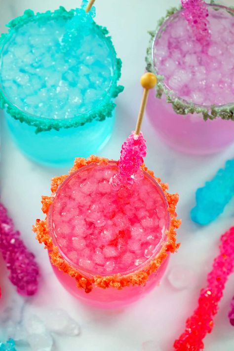 Rock Candy Cocktail -- These Rock Candy Cocktails are incredibly easy to make with just a few ingredients. The pretty drinks are simple vodka sodas with a rock candy stick stirred in for a little sweetness and fun color! Purple Virgin Drinks, Rock Candy Cocktail, Classic Tequila Cocktails, Make Rock Candy, Apartment Recipes, Pop Rocks Candy, Rock Candy Sticks, Candy Stick, Purple Drinks