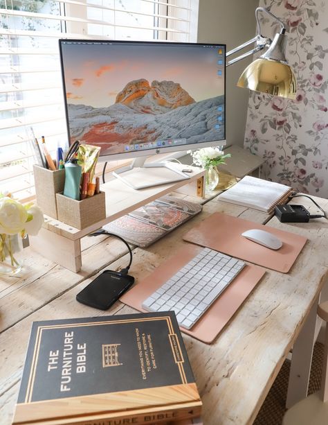 Working from home desk set up Mac Desk, Studio In Casa, Work From Home Desk, Work Desk Decor, Dream Desk, Study Desk Decor, Computer Set, Desk Inspiration, Study Room Decor