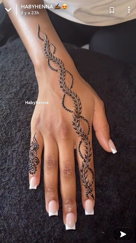 Henna Designs Arm, Sleeve Henna, Small Henna Designs, Legs Mehndi, Cute Henna Designs, Cute Henna Tattoos, Henna Style Tattoos, Small Henna, Black Mood