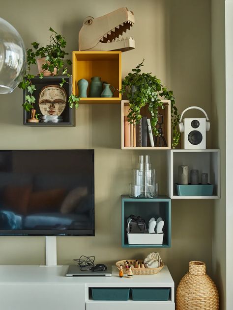 Un soggiorno dedicato al relax - IKEA IT Wall Mounted Shelving Unit, Ikea Eket, Etagere Cube, Flexible Furniture, Ikea Wall, Ikea Furniture Hacks, Cube Shelves, Furniture Hacks, Ikea Furniture