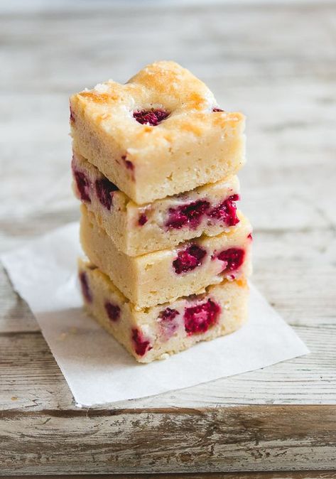 Raspberry White Chocolate Blondie Brownies Non Chocolate Brownies, White Chocolate Raspberry Brownies, Pretty Brownies, White Chocolate Blondies Brownies, Brownies Raspberry, Fruit Brownies, Baking Raspberry, Cheesecake Muffin, Raspberry Blondies