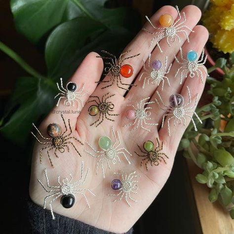 Skull Beads Crafts, Spider Wire Wrap, Beaded Spiders How To Make, Wire Crystal Jewelry, Wire Crystal Necklace, Bead Spiders, Crystal Business, Crystal Spider, Wire Spider