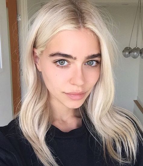 BLONDE. 901 Salon.                                                                                                                                                                                 More Blonde Hair Dark Eyebrows, Dark Eyebrows, Black Eyebrows, Platinum Blonde Hair Color, Platinum Hair, Bleach Blonde, Trendy Hair Color, Penteado Cabelo Curto, Platinum Blonde Hair