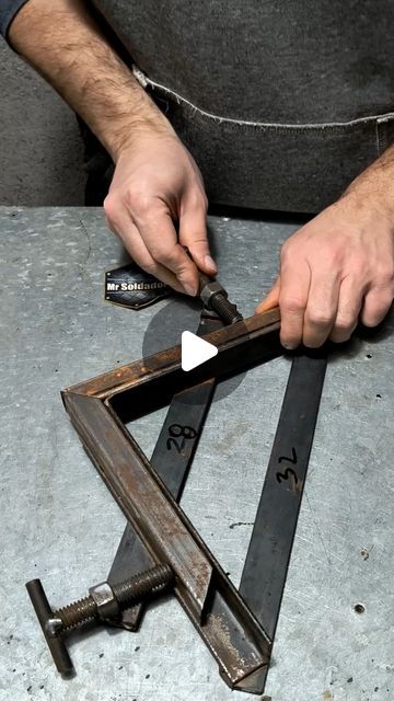 Hierro Y Madera Ideas, Scrap Metal Projects, Diy Metal Projects, Homemade Tools Metals, Diy Tools Metal, Soldadura Ideas, Welding Jig, Home Made Gym, Diy Para A Casa