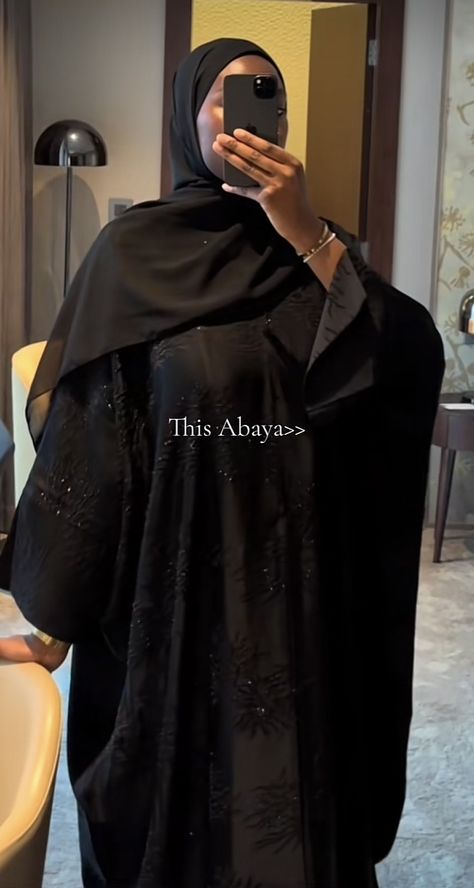 Trending Abaya Designs, Black Abaya Outfit, Black Hijabis, Black Muslim Women, Saudi Arabian Women, Abaya Fits, Black Hijabi Girl, Elegant Abayas, Mode Niqab