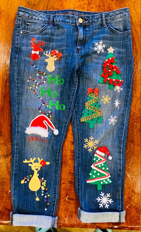 Cricut Ugly Sweater Ideas, Christmas Jeans Diy, Christmas Jeans, Diy Christmas Outfit, Kids Treat Bags, Denim Painting, Painting Jeans, Christmas Pants, Diy Christmas Sweater