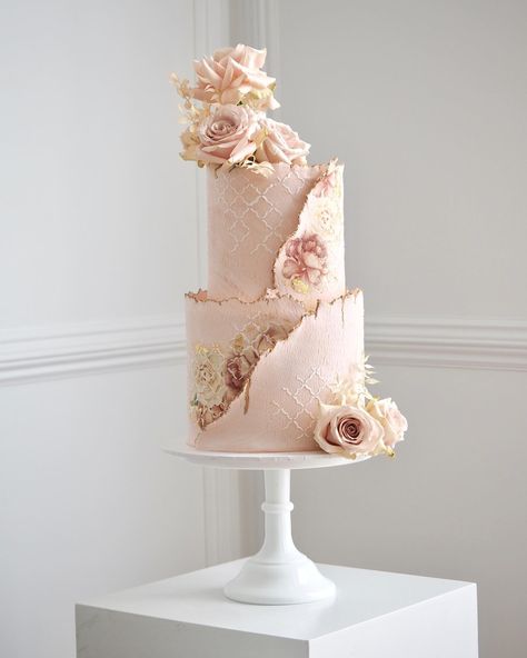 Fondant Wedding Cake Designs, Two Tier Fondant Cake, Cake Design For Wedding, Cake Designs For Wedding, Victorian Cake Design, Two Tier Cake Designs, Elegant Pink Cake, Birthday Cake 2 Tier, Wedding Fondant Cake