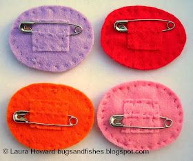 Fabric Brooch, Felt Embroidery, Pola Sulam, Felt Jewelry, Penny Rugs, Felting Tutorials, Felt Patterns, Felt Brooch, Wool Crafts