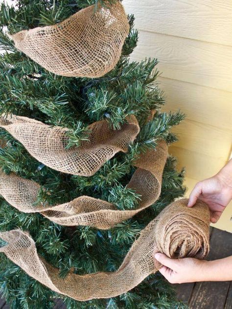 Como Enfeitar Árvore de Natal: Passo a Passo Fácil Porch Christmas Tree, Burlap Christmas Decorations, Natal Country, Grapevine Garland, Christmas Tree Decorations Ribbon, Burlap Tree, Holiday Hacks, Chestnuts Roasting, Burlap Ideas