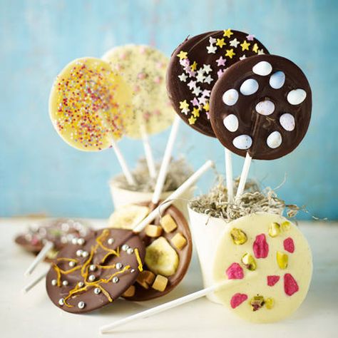 Pick your chocolate, flavouring and topping and let your imagination run wild. Easter Baking Recipes, Easter Deserts, Chocolate Lollies, Bar A Bonbon, Anniversaire Diy, Giant Chocolate, Chocolate Popcorn, Chocolate Party, Easter Baking