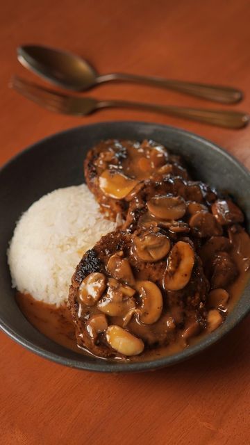 Jollibee Burger Steak, Jollibee Burger, Burger Steak, Steak Burger, Beef Entrees, Steak And Rice, Beef Steak Recipes, Cremini Mushrooms, Hamburger Helper