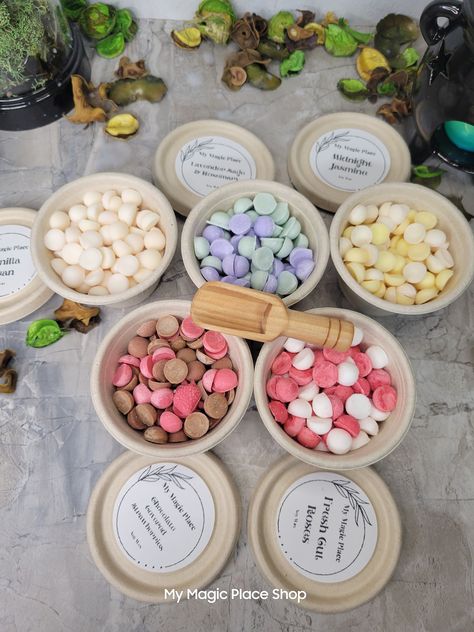 These handmade Scented Wax Melts are comprised of 100% Soy Wax! Our wax melts are handmade with essential oils, and phthalate-free fragrances, Once melted create a shimmering pool of magic you will enjoy! They are packed in a beautiful Kraft Cup and they are perfect for a unique gift. ♥Pick your favorite :)  Quantity: Approximately 3 oz  They do look like candies to little ones, so please keep away from children Burning wax melts/ candles should never be left unattended. Serious damage and/or fi Advent Calendar Wax Melts, Wax Melts Scents, Waffle Wax Melts, Wax Melt Scoopies, Food Shaped Wax Melts, Unique Wax Melts, Wax Melt Storage Ideas, How To Make Wax Melts, Wax Melt Packaging Ideas