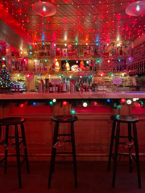 Bar Dive Bar Christmas Decor, Christmas Bar Aesthetic, Holiday Bar Decor, Holiday Pop Up Bar, Christmas Pub Decorations, Christmas Bar Set Up, Christmas Bar Decor, Restaurant Christmas Decor Ideas, Christmas Decor Restaurant