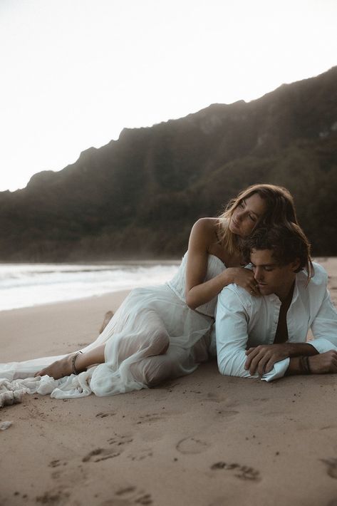 Wedding Pictures Beach, Beach Wedding Pics, Engagement Photo Shoot Beach, Engagement Pictures Beach, Dream Beach Wedding, Couple Engagement Pictures, Engagement Pic, Ocean Wedding, Engagement Pictures Poses